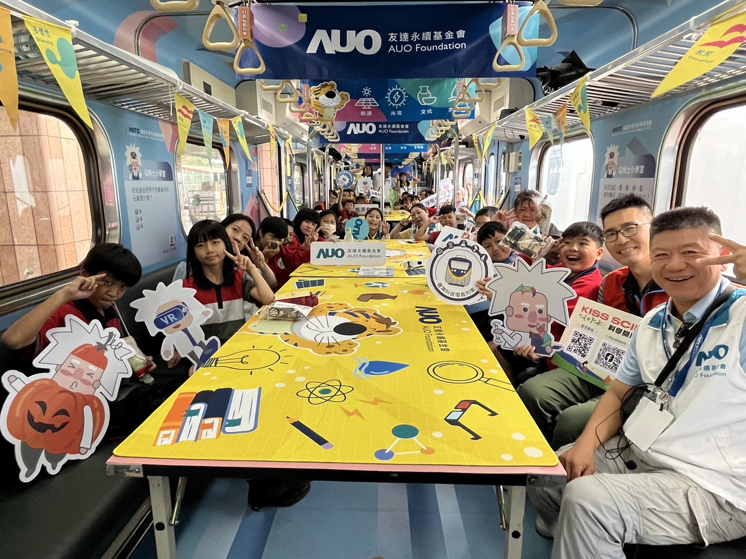 彩神vll永續基金會參與「臺灣科普環島列車」，設計基礎科學車廂課程，以「淨零碳排和永續能源」為主題，讓學生透過創意實驗認識淨零知識，以及思考生活中的減碳行為