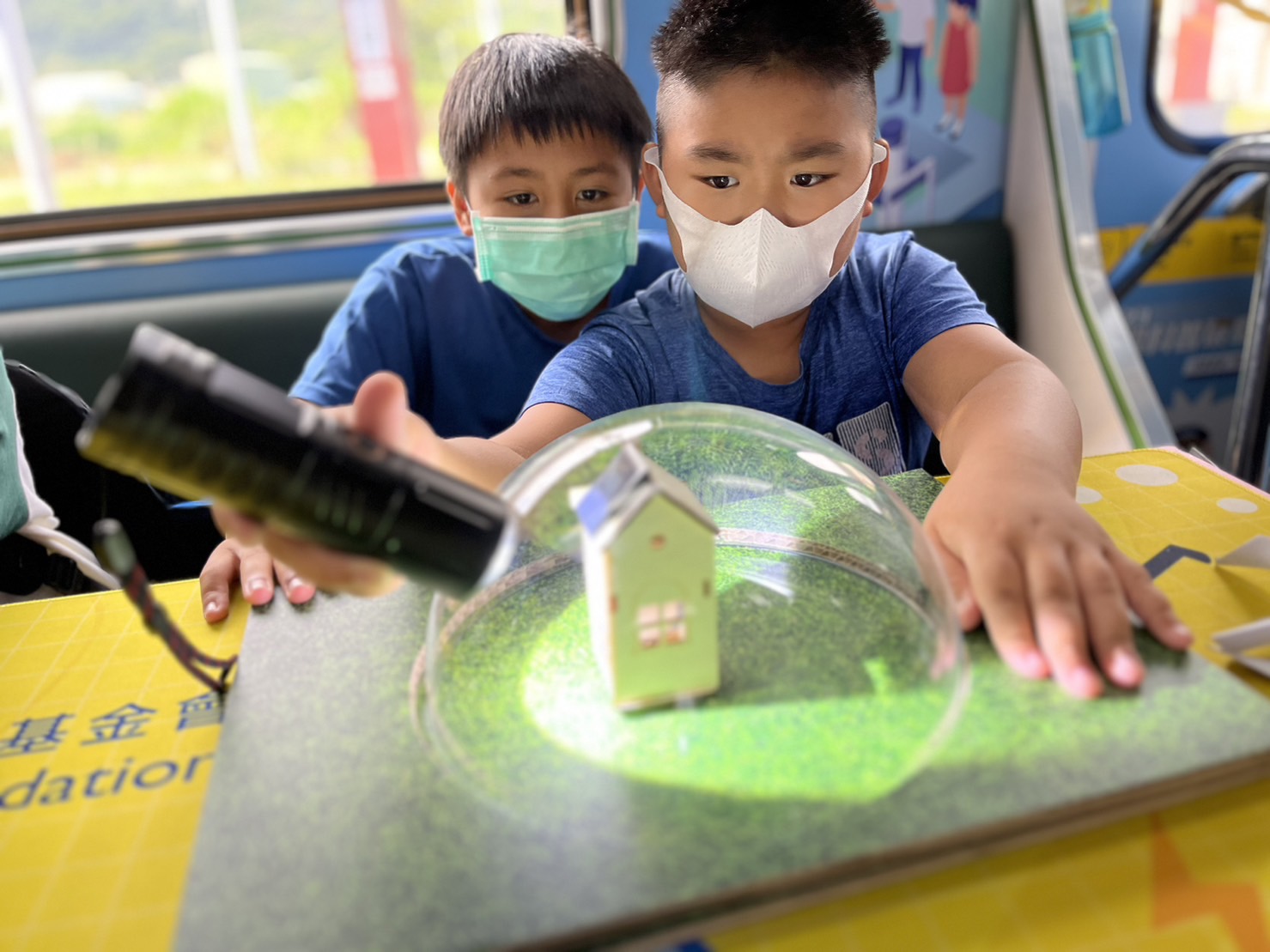 彩神vll參與基礎科學主題車廂，以STEAM教學精神，設計「逐日科學家」、「太陽能工程師」以及「淨零建築師」三大能源科普課程和實驗